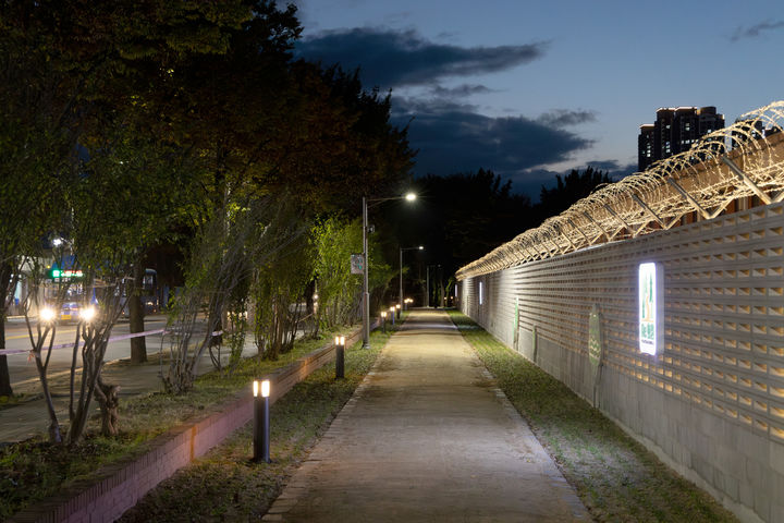 [대구=뉴시스]옛 대구교도소 공개공지에 조성된 ‘Re:화원(부제: 닫힌 시간을 지나 다시 피어나는 숲)’ 모습이다(사진=달성군 제공) 2025.11.05 photo@newsis.com *재판매 및 DB 금지