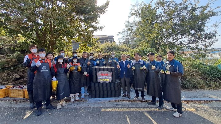 [전주-뉴시스] 전주연탄은행은 포스코이앤씨 전주감나무골재개발현장사무소와 함께 연탄 나눔 봉사활동을 진행했다고 6일 밝혔다. (사진=전주연탄은행 제공) 2025.11.06. photo@newsis.com *재판매 및 DB 금지