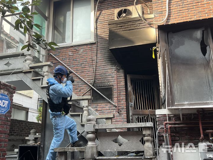 [서울=뉴시스] 임다영 인턴기자 = 서울 중랑구 면목동 소재 다세대주택에서 불이 나 30대 부부가 사망한 가운데 지난 6일 오전 한 전기안전공사 관계자가 현장 합동 감식을 시작하면서 사진을 촬영하고 있다. 2025.11.06. photo@newsis.com 