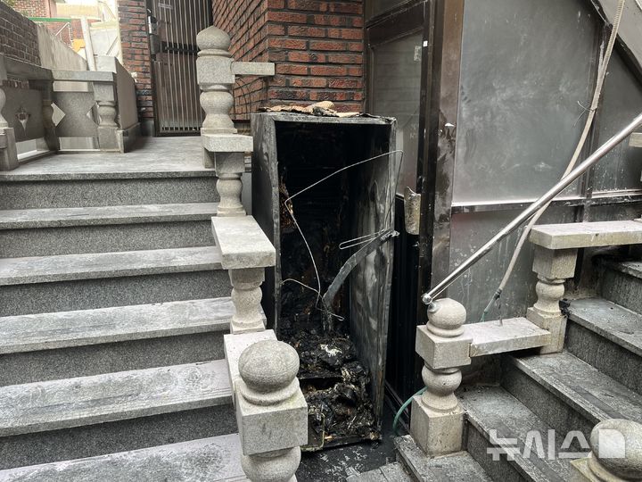 [서울=뉴시스] 임다영 인턴기자 = 서울 중랑구 면목동 소재 다세대주택에서 불이 나 30대 부부가 사망한 가운데 6일 오전 화재로 인해 완전히 타버린 냉장고가 보이고 있다. 이날 소방재난본부, 서울 중랑소방서, 서울경찰청, 전기안전공사 등 소속 관계자 13명이 투입돼 현장 합동 감식이 진행됐다. 2025.11.06. photo@newsis.com