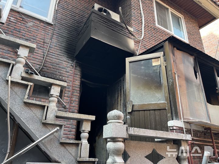 [서울=뉴시스] 임다영 인턴기자 = 서울 중랑구 면목동 소재 다세대주택에서 불이 나 30대 부부가 사망한 가운데 현장 합동 감식을 마친 6일 오후 까맣게 그을린 주택이 보이고 있다. 이날 소방재난본부, 서울 중랑소방서, 서울경찰청, 전기안전공사 등 소속 관계자 13명이 투입돼 현장 합동 감식이 진행됐다. 2025.11.06. photo@newsis.com