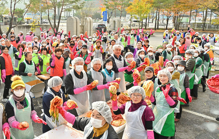 6일 정선군여성회관에서 최승준 정선군수와 여성단체회원 등이 참석한 가운데 ‘2025년 정선군 김장나눔 한마당’이 열리고 있다.(사진=정선군 제공) *재판매 및 DB 금지