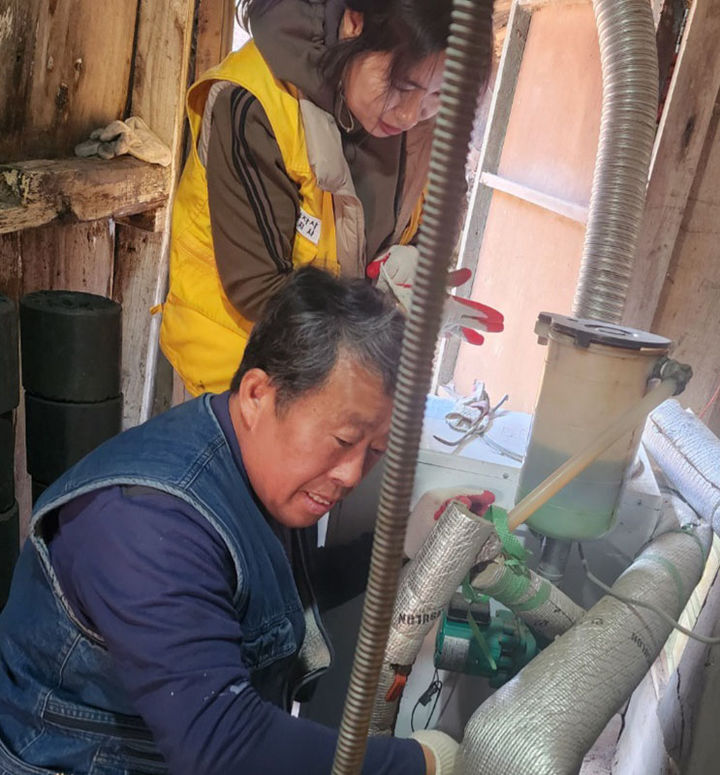 정선군자원봉사센터는 ㈜강원랜드와 함께하는 ‘따뜻한 강원만들기’ 노후보일러 교체사업을 진행하고 있다.(사진=정선군 제공) *재판매 및 DB 금지