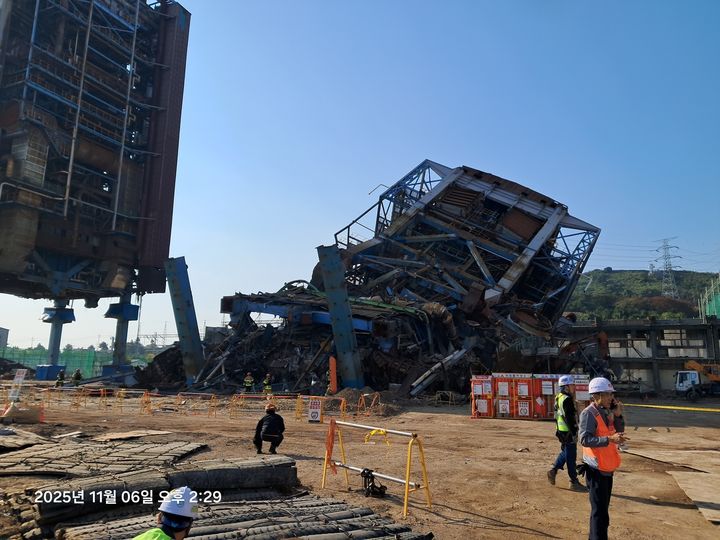 [울산=뉴시스] 6일 오후 2시7분께 울산 남구 용잠동 한국동서발전 울산화력발전소에서 대형 구조물이 무너져 작업자 7명이 매몰되거나 다쳤다. (사진=울산소방본부 제공) 2025.11.06. photo@newsis.com *재판매 및 DB 금지