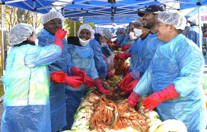 [대전=뉴시스] '사랑가득 김장나눔 큰잔치'에 참여한 배재대 외국인 유학생들. (사진=배재대 제공) 2025.11.06. photo@newsis.com *재판매 및 DB 금지