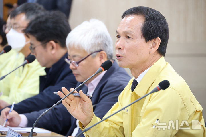 [청주=뉴시스] 조병옥 충북 음성군수가 6일 대소면 행정복지센터에서 열린 주민설명회에서 화학물질 누출 사고 관련한 대응 상황을 설명하고 있다.