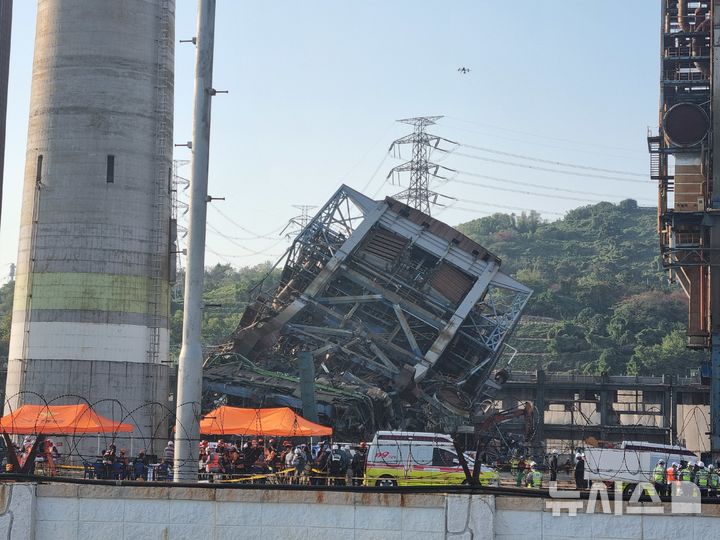 [울산=뉴시스] 배병수 기자 = 6일 오후 2시 6분께 울산 남구 용잠동 한국동서발전 울산화력발전소에서 대형 구조물이 무너져 작업자 7명이 매몰돼 구조작업을 벌이고 있다. 2025.11.06. bbs@newsis.com