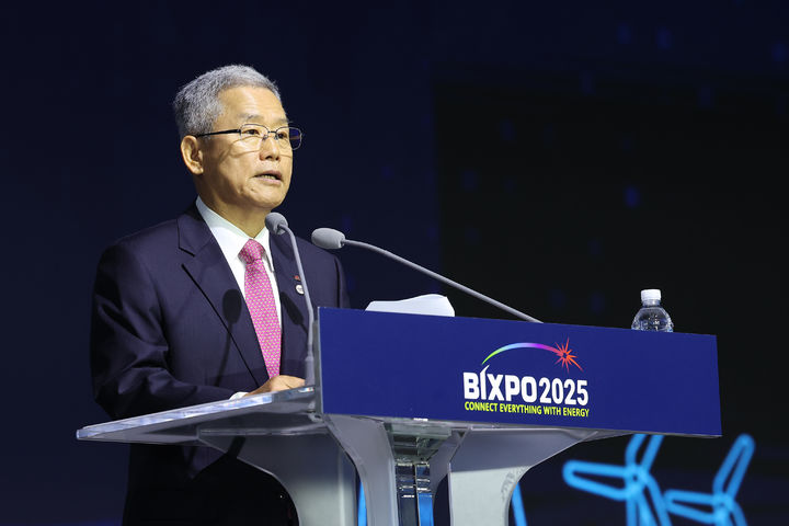 [광주=뉴시스] 김동철 한국전력 사장이 5일 광주광역시 KDJ센터에서 열린 '제10회 빛가람국제전력기술엑스포(BIXPO) 2025'에서 개회사를 하고 있다.(사진=한국전력 제공) *재판매 및 DB 금지