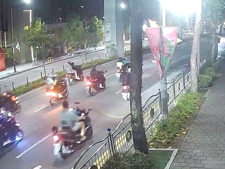 [대구=뉴시스] 대구 동구 파티마삼거리∼동대구역네거리 일대 누빈 폭주족들 모습. (사진=대구 동부경찰서 제공) 2025.11.06. photo@newsis.com *재판매 및 DB 금지