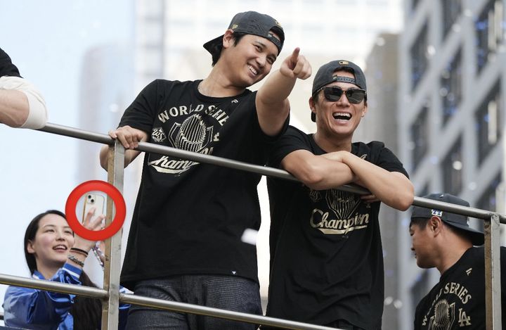 [로스앤젤레스=AP/뉴시스] 3일(현지 시간) 미국 캘리포니아주 로스앤젤레스에서 열린 LA 다저스 메이저리그 월드시리즈 2연패 달성 기념 카퍼레이드에서 오타니 쇼헤이(왼쪽)와 야마모토 요시노부가 팬들을 바라보고 있다. 2025.11.04. *재판매 및 DB 금지