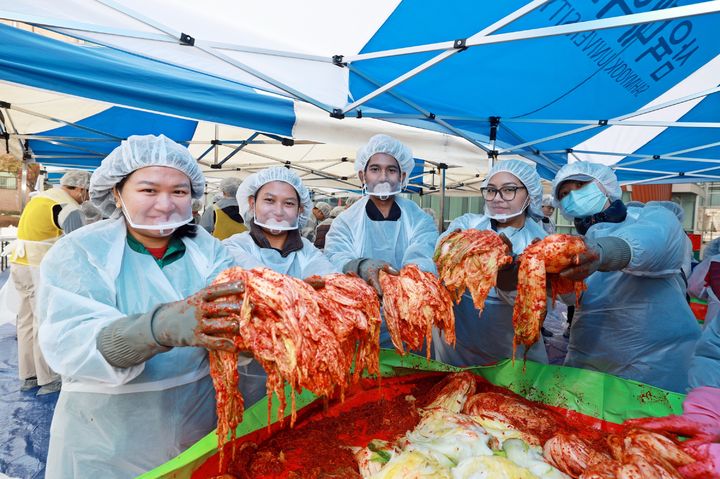 [서울=뉴시스] 삼육대에서 열린 '지역사회와 함께하는 김장 페스티벌'에서 외국인 유학생들이 김치를 담그고 있다. (사진=삼육대 제공) 2025.11.06. photo@newsis.com *재판매 및 DB 금지