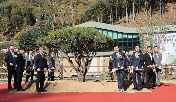 전북 진안군에 문을 열 국립진안고원산림치유원에서 관계자들이 식수를 하고 있다.(사진=전북도 제공)2025.11.06. *재판매 및 DB 금지