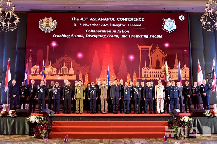 [서울=뉴시스]경찰청은 이달 3일부터 6일까지 태국 방콕에서 열린 제43차 아세아나폴(ASEANAPOL) 총회에서 대한민국 경찰청이 제안한 '초국가 스캠·인신매매 대응을 위한 글로벌 공조 작전(Breaking Chains)' 결의안이 아세안 10개 회원국의 만장일치로 채택됐다고 6일 밝혔다.(사진=경찰청 제공)