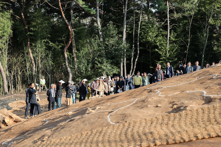 [고성(경남)=뉴시스] 신정철 기자= 경남 고성군은 6일, 고성읍 기월리 581-5번지 일원 소가야 지배층의 고분으로 알려진 '고성 송학동 고분군 14호분 발굴조사' 현장을 공개하고, 이 고분은 가야권역 내 최대 규모를 갖춘 고분으로 확인됐다고 밝혔다.사진은 발굴현장 모습.(사진=고성군 제공).2025.11.06. photo@newsis.com *재판매 및 DB 금지