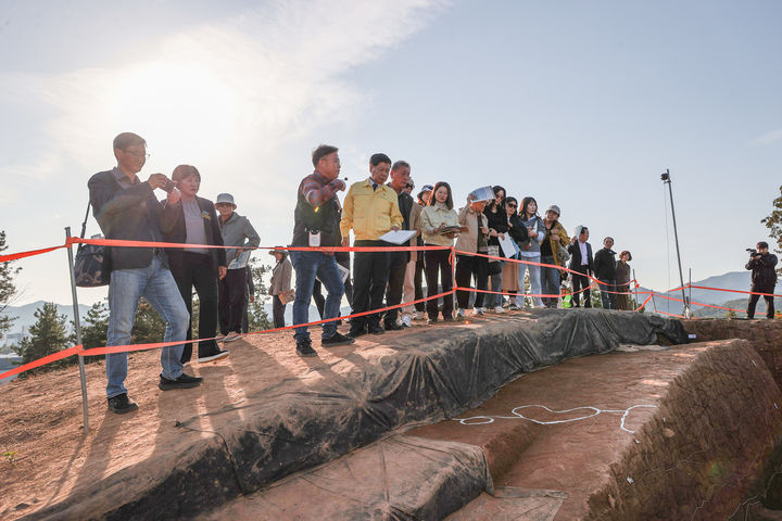 [고성(경남)=뉴시스] 신정철 기자= 경남 고성군은 6일, 고성읍 기월리 581-5번지 일원 소가야 지배층의 고분으로 알려진 '고성 송학동 고분군 14호분 발굴조사' 현장을 공개하고, 이 고분은 가야권역 내 최대 규모를 갖춘 고분으로 확인됐다고 밝혔다.사진은 이상근 고성군수 등이 발굴현장을 살펴보고 있는 모습.(사진=고성군 제공).2025.11.06. photo@newsis.com *재판매 및 DB 금지