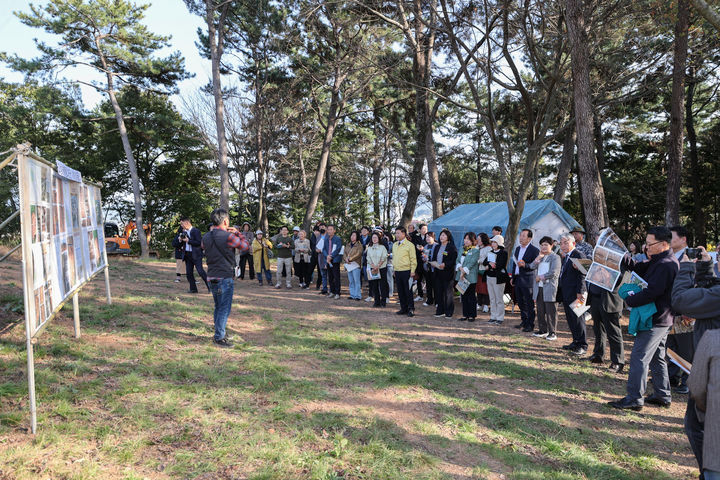 [고성(경남)=뉴시스] 신정철 기자= 경남 고성군은 6일, 고성읍 기월리 581-5번지 일원 소가야 지배층의 고분으로 알려진 '고성 송학동 고분군 14호분 발굴조사' 현장을 공개하고, 이 고분은 가야권역 내 최대 규모를 갖춘 고분으로 확인됐다고 밝혔다.사진은 현장 설명회 모습.(사진=고성군 제공).2025.11.06. photo@newsis.com *재판매 및 DB 금지