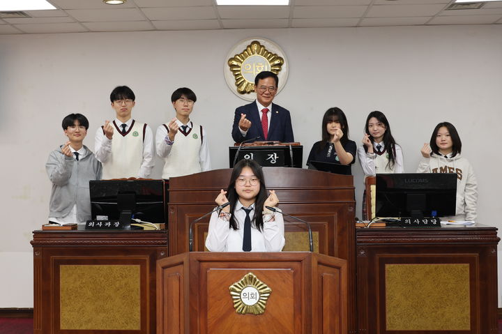 [산청=뉴시스] 산청고등학교 학생 산청군의회 방문 (사진=산청군의회 제공) 2025. 11. 06. photo@newsis.com&nbsp; *재판매 및 DB 금지