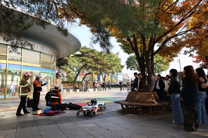 [전주=뉴시스] 롯데백화점 전주점 직원들이 6일 소방관계자들과 소방훈련을 하고 있다. (사진=롯데백화점 전주점 제공) 2025.11.06. photo@newsis.com *재판매 및 DB 금지