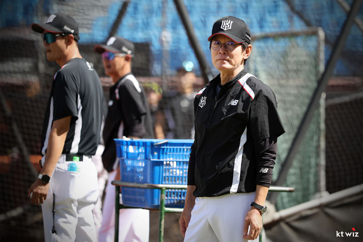 [서울=뉴시스] 프로야구 KT 위즈 이강철 감독이 6일 대만 타오위안시 라쿠텐 타오위안 야구장에서 선수들의 훈련을 지켜보고 있다. (사진=KT 위즈 제공) 2025.11.06. *재판매 및 DB 금지