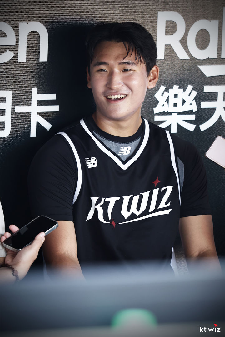 [서울=뉴시스] 프로야구 KT 위즈 신인 박지훈이 6일 대만 타오위안시 라쿠텐 타오위안 야구장에서 훈련을 마친 뒤 인터뷰를 하고 있다. (사진=KT 위즈 제공) 2025.11.06. *재판매 및 DB 금지