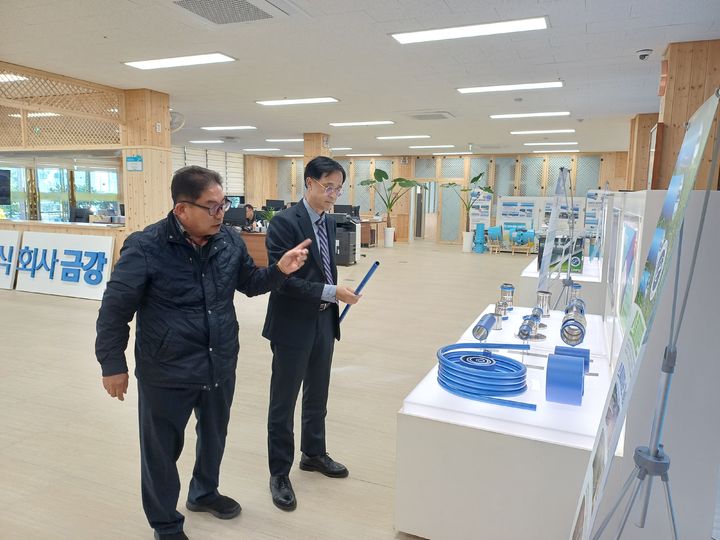 [창원=뉴시스]경남조달청, 지역 조달우수기업 현장 방문.(사진=경남조달청 제공) 2025.11.06.photo@newsis.com *재판매 및 DB 금지