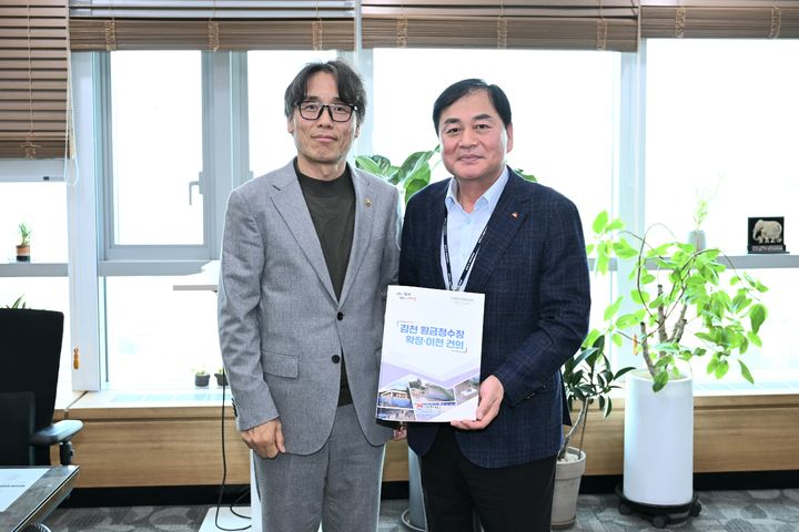 [김천=뉴시스] 배낙호(오른쪽) 시장이 금한승 차관과 기념사진을 찍고 있다. (사진=김천시 제공) 2025.11.06 photo@newsis.com *재판매 및 DB 금지