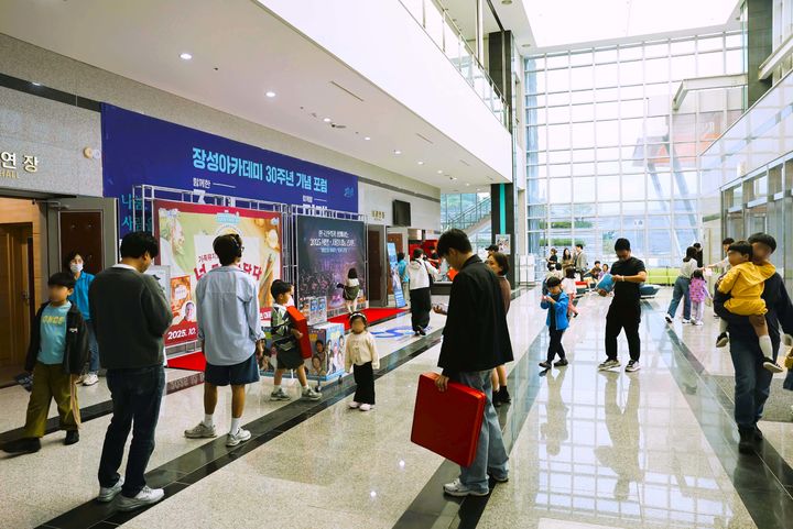 [장성=뉴시스] 지난 18일 장성문화예술회관 대공연장을 찾은 가족 단위 관객들. (사진 = 장성군 제공.) photo@newsis.com *재판매 및 DB 금지