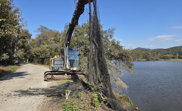 [창원=뉴시스] 낙동강유역환경청(낙동강청)은 창녕 우포늪 일원에서 한국환경보전원과 함께 방치 폐그물 2t 수거 등 수중 정화 활동을 대대적으로 펼쳤다고 6일 밝혔다. (사진=낙동강청 제공) 2025.11.06. photo@newsis.com *재판매 및 DB 금지