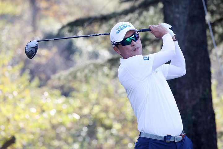 [서울=뉴시스] 문경준이 6일 제주도 서귀포시 테디밸리 골프앤리조트(파72)에서 열린 KPGA 투어 챔피언십(총상금 11억원) 1라운드 경기에 임하고 있다. (사진=KPGA 제공) 2025.11.06. *재판매 및 DB 금지