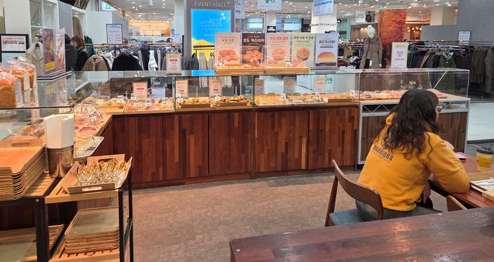 [서울=뉴시스] 행복한백화점에 있는 빵집 '수원의아침' (사진=수원의아침 제공) 2025.11.07. photo@newsis.com *재판매 및 DB 금지