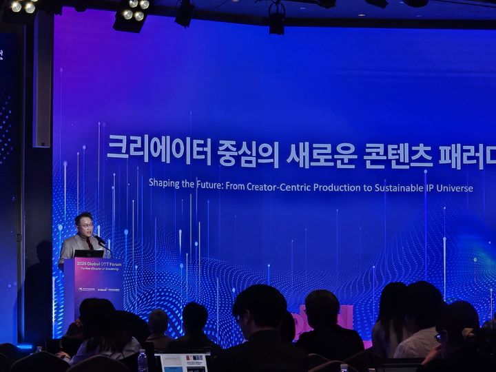 [서울=뉴시스] 박은비 기자 = 방송미디어통신위원회는 6일 서울에서 국내·외 미디어 관계자와 학계 등 400여 명이 참가한 가운데 지속 가능한 OTT 산업의 혁신 전략 등을 논의하기 위한 ‘2025 국제 OTT 포럼’을 개최했다. 사진은 이명한 에그이즈커밍 대표가 발표하는 모습. 2025.11.06. silverline@newsis.com *재판매 및 DB 금지