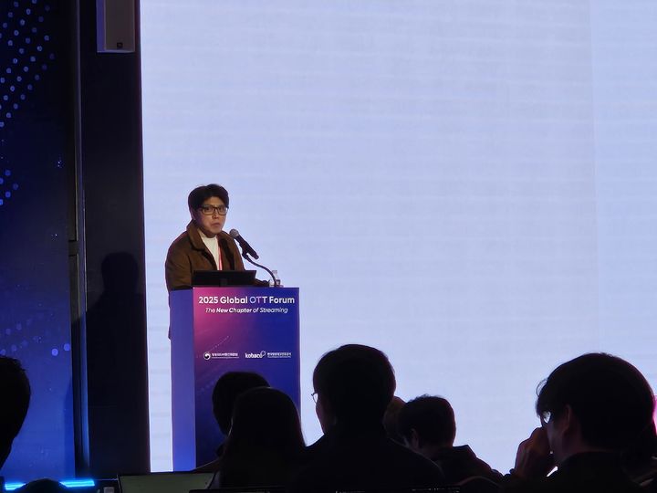 [서울=뉴시스] 박은비 기자 = 방송미디어통신위원회는 6일 서울에서 국내·외 미디어 관계자와 학계 등 400여 명이 참가한 가운데 지속 가능한 OTT 산업의 혁신 전략 등을 논의하기 위한 ‘2025 국제 OTT 포럼’을 개최했다. 사진은 김학민 스튜디오 슬램 PD가 발표하는 모습. 2025.11.06. silverline@newsis.com *재판매 및 DB 금지