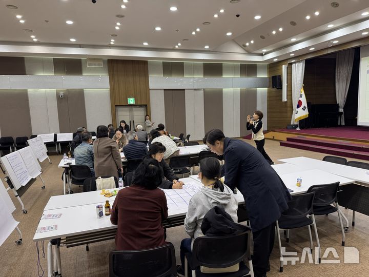 [의왕=뉴시스] 의왕시가 최근 스마트도시 리빙랩 4차 워크숍을 연 가운데 관계자가 워크숍과 관련해 설명을 하고 있다.(사진=의왕시 제공).2025.11.07. photo@newsis.com