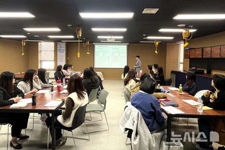 [군포=뉴시스] 군포시 청소년재단이 임직원 직무·직급별 맞춤형 교육훈련 로드맵을 구축한 가운데 이를 활용한 교육을 하고 있다. (사진=청소년 재단 제공).2025.11.07.photo@newsis.com