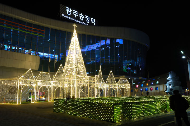 [광주=뉴시스] 지난해 광주송정역 앞 광장에 조성한 빛의 광장 성탄 트리. (사진 = 광주 광산구 제공) photo@newsis.com *재판매 및 DB 금지