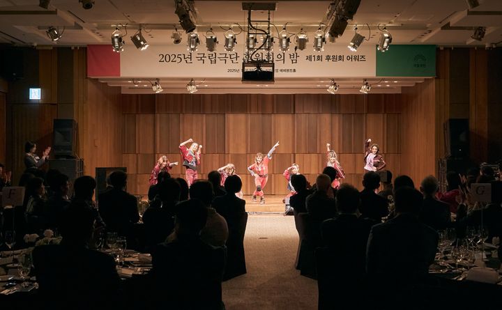 5일 서울 중구 신라호텔 영빈관에서 제1회 국립극단 후원회의 밤이 열렸다. 사진은 축하공연으로 상연 중인 '안트로폴리스Ⅰ-프롤로그/디오니소스' 일부 장면. (사진=국립극단 제공) *재판매 및 DB 금지