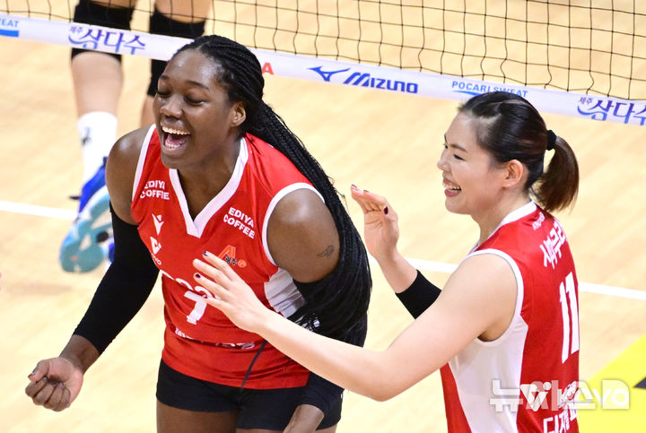 [서울=뉴시스] 여자배구 페퍼저축은행의 조이(왼쪽)와 시마무라가 6일 광주페퍼스타디움에서 열린 진에어 2025~2026 V-리그 여자부 GS칼텍스와의 경기에서 득점에 성공한 뒤 기뻐하고 있다. (사진=KOVO 제공) 2025.11.06.