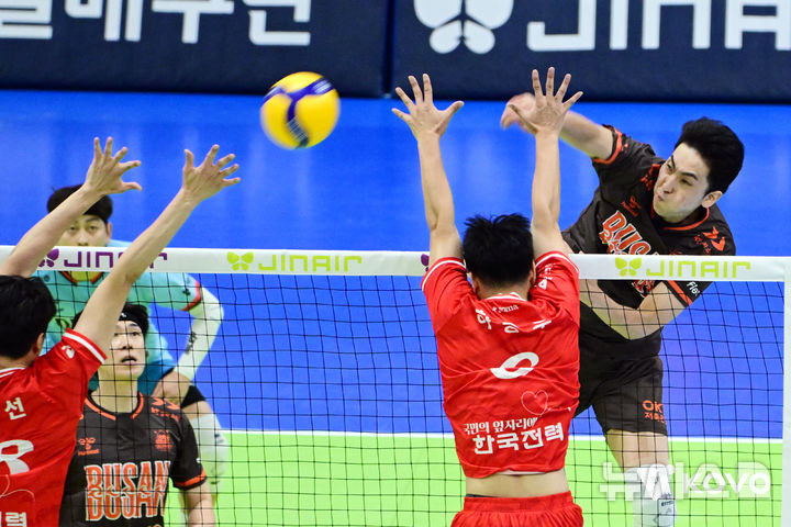 [서울=뉴시스] 남자배구 OK저축은행 차지환(오른쪽)이 6일 수원체육관에서 열린 진에어 2025~2026 V-리그 남자부 한국전력과의 경기에서 공격을 시도하고 있다. (사진=KOVO 제공) 2025.11.06.