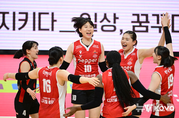 [서울=뉴시스] 여자배구 페퍼저축은행 선수단이 6일 광주페퍼스타디움에서 열린 진에어 2025~2026 V-리그 여자부 GS칼텍스와의 경기에서 득점에 성공한 뒤 기뻐하고 있다. (사진=KOVO 제공) 2025.11.06.