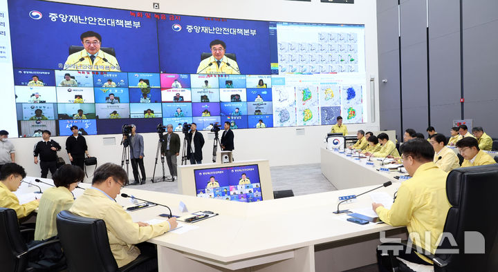[세종=뉴시스] 강종민 기자 = 윤호중 중앙재난안전대책본부장(행안부 장관)이 지난 6일 세종시 정부세종청사에서 열린 국가정보자원관리원 행정정보시스템 화재 관련 중대본 회의에서 발언하고 있다. 2025.11.06. ppkjm@newsis.com