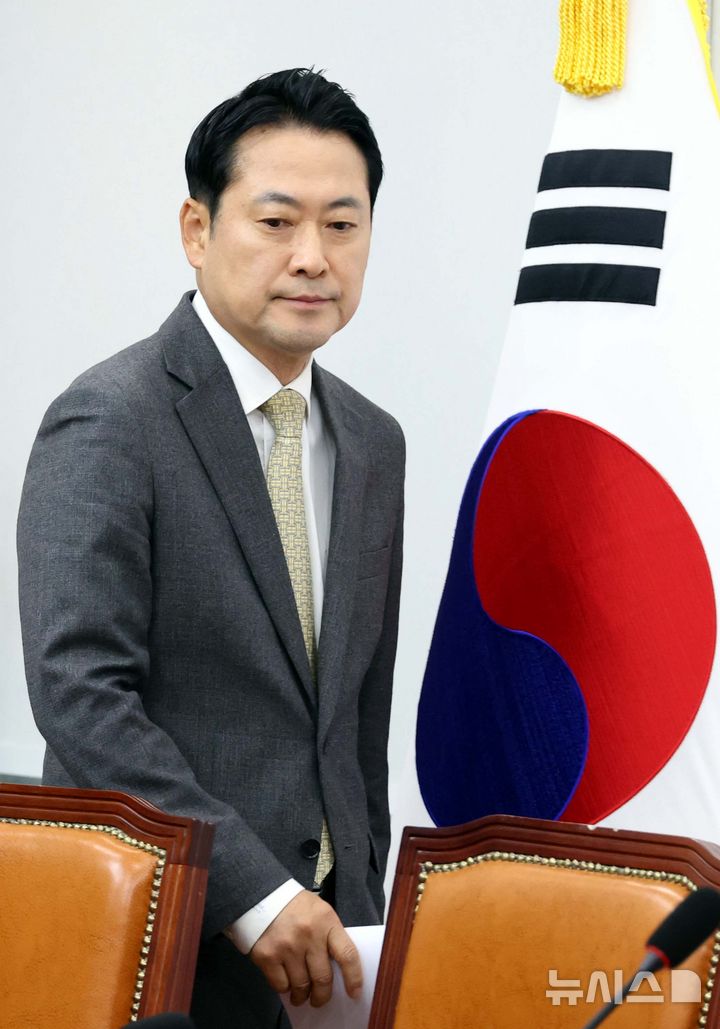 [서울=뉴시스] 조성봉 기자 = 장동혁 국민의힘 대표가 6일 오전 서울 여의도 국회에서 열린 최고위원회의에 참석하고 있다. 2025.11.06. suncho21@newsis.com