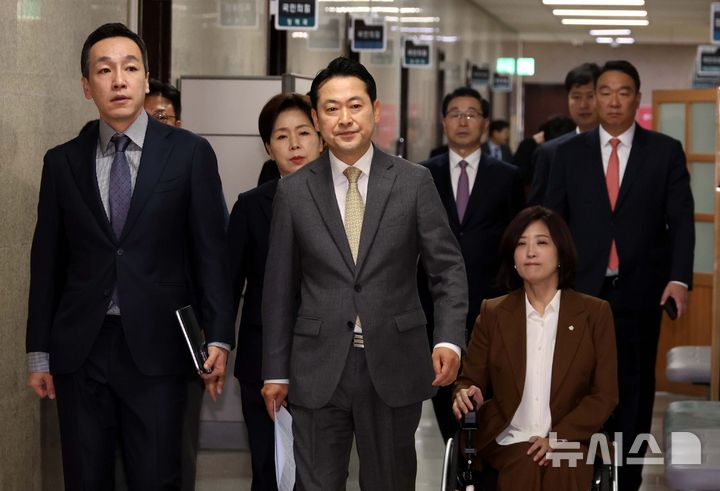 [서울=뉴시스] 조성봉 기자 = 장동혁(가운데) 국민의힘 대표가 6일 오전 서울 여의도 국회에서 열린 최고위원회의에 참석하고 있다. 앞줄 왼쪽부터 김민수 최고위원, 장 대표, 최보윤 수석대변인. 2025.11.06. suncho21@newsis.com