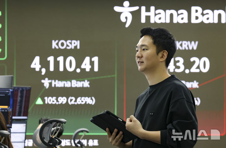 [서울=뉴시스] 김근수 기자 = 코스피가 전 거래일(4004.42)보다 88.04포인트(2.20%) 오른 4092.46에 개장한 6일 서울 중구 하나은행 본점 딜링룸에서 전광판에 지수가 나오고 있다.코스닥 지수는 전 거래일(901.89)보다 13.54포인트(1.50%) 상승한 915.43에 거래를 시작했으며, 외환시장에서 원·달러 환율은 전 거래일(1449.4원)보다 7.4원 내린 1442.0원에 출발했다. 2025.11.06. ks@newsis.com