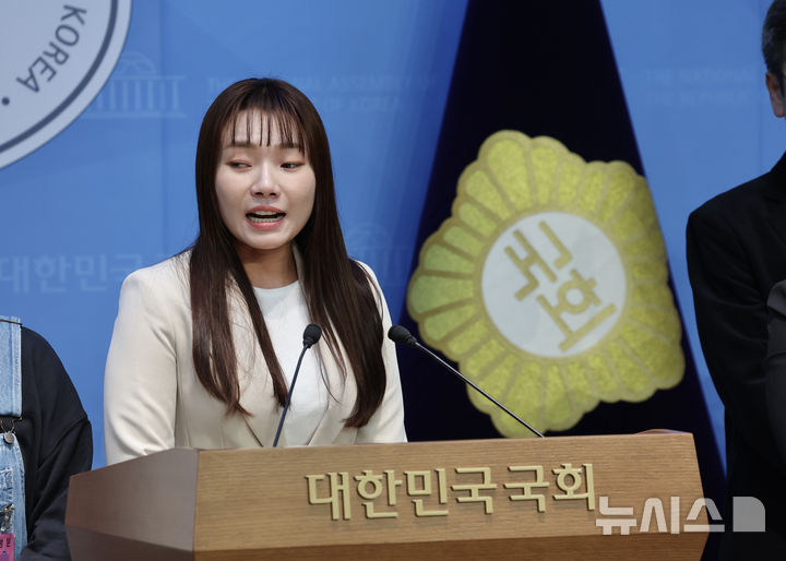 [서울=뉴시스] 김명년 기자 = 김예지 국민의힘 의원이 6일 오전 서울 여의도 국회 소통관에서 국제 정신장애인 단체 'TCI-Global' 공동성명 기자회견을 열고 발언하고 있다. 2025.11.06. kmn@newsis.com