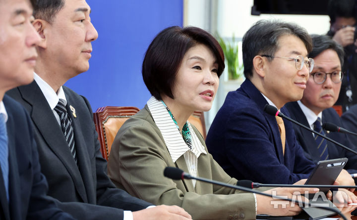 [서울=뉴시스] 김금보 기자 = 한정애 더불어민주당 정책위의장 지난 6일 오전 서울 여의도 국회에서 열린 정책조정회의에서 발언을 하고 있다. 2025.11.06. kgb@newsis.com