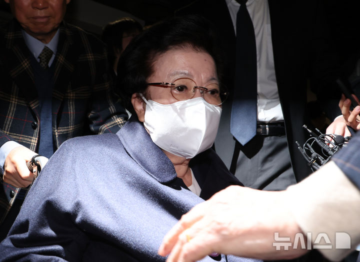 [서울=뉴시스] 조성우 기자 = 금거북이 등 금품을 건네고 인사를 청탁했다는 의혹을 받는 이배용 전 국가교육위원장이 6일 오전 서울 종로구 KT광화문빌딩 웨스트에 마련된 김건희 여사 관련 의혹을 수사하는 민중기 특별검사 사무실에 참고인 신분으로 출석하고 있다. 2025.11.06. xconfind@newsis.com