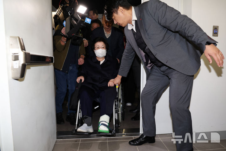 [서울=뉴시스] 조성우 기자 = 금거북이 등 금품을 건네고 인사를 청탁했다는 의혹을 받는 이배용 전 국가교육위원장이 6일 오전 서울 종로구 KT광화문빌딩 웨스트에 마련된 김건희 여사 관련 의혹을 수사하는 민중기 특별검사 사무실에 참고인 신분으로 출석하고 있다. 2025.11.06. xconfind@newsis.com