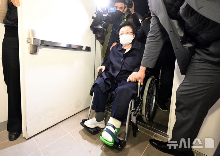 [서울=뉴시스] 조성우 기자 = 금거북이 등 금품을 건네고 인사를 청탁했다는 의혹을 받는 이배용 전 국가교육위원장이 6일 오전 서울 종로구 KT광화문빌딩 웨스트에 마련된 김건희 여사 관련 의혹을 수사하는 민중기 특별검사 사무실에 참고인 신분으로 출석하고 있다. (공동취재) 2025.11.06. photo@newsis.com