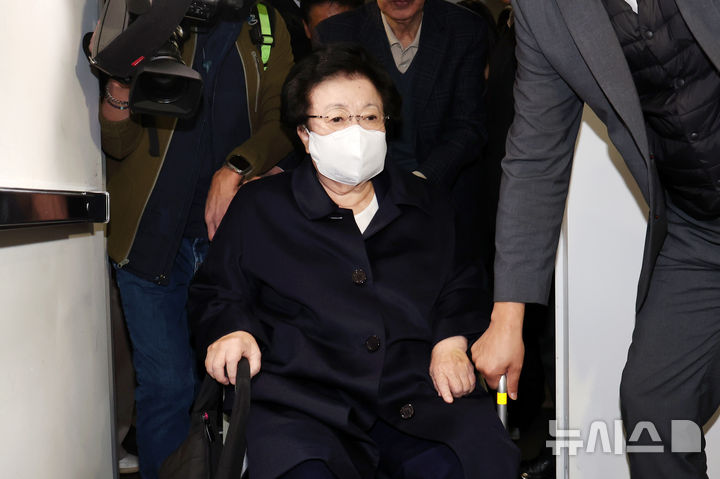 [서울=뉴시스] 조성우 기자 = 금거북이 등 금품을 건네고 인사를 청탁했다는 의혹을 받는 이배용 전 국가교육위원장이 6일 오전 서울 종로구 KT광화문빌딩 웨스트에 마련된 김건희 여사 관련 의혹을 수사하는 민중기 특별검사 사무실에 참고인 신분으로 출석하고 있다. 2025.11.06. xconfind@newsis.com