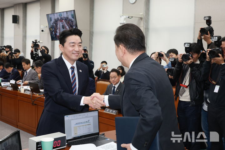 [서울=뉴시스] 고승민 기자 = 강훈식 대통령 비서실장이 6일 서울 여의도 국회에서 열린 운영위원회의 대통령비서실 등 국정감사에서 선서 후 선서문을 김병기 운영위원장에게 전달하며 악수하고 있다. 2025.11.06. kkssmm99@newsis.com